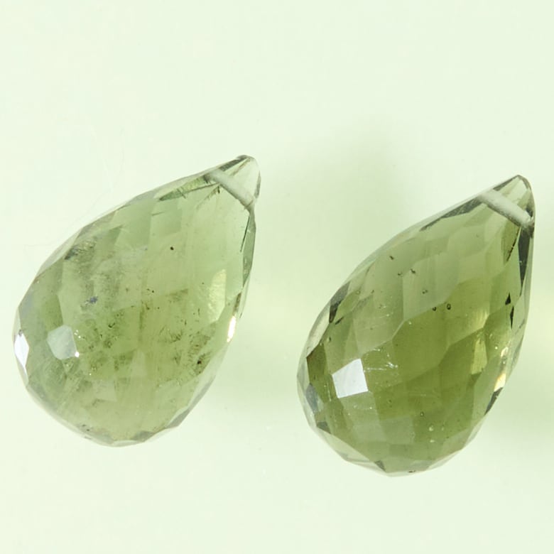 【稀少石】(ペア) モルダバイト 4.20ct/ブリオレットカット/穴あり【チェコ共和国】nmod-0030