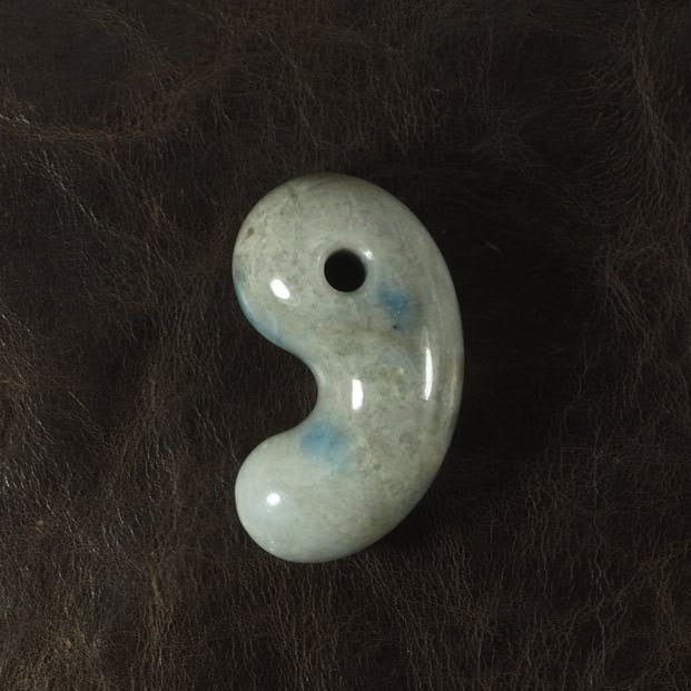 糸魚川翡翠 コン沢 青翡翠 大きめの勾玉 27.3g Itoigawa Blue Jadeite