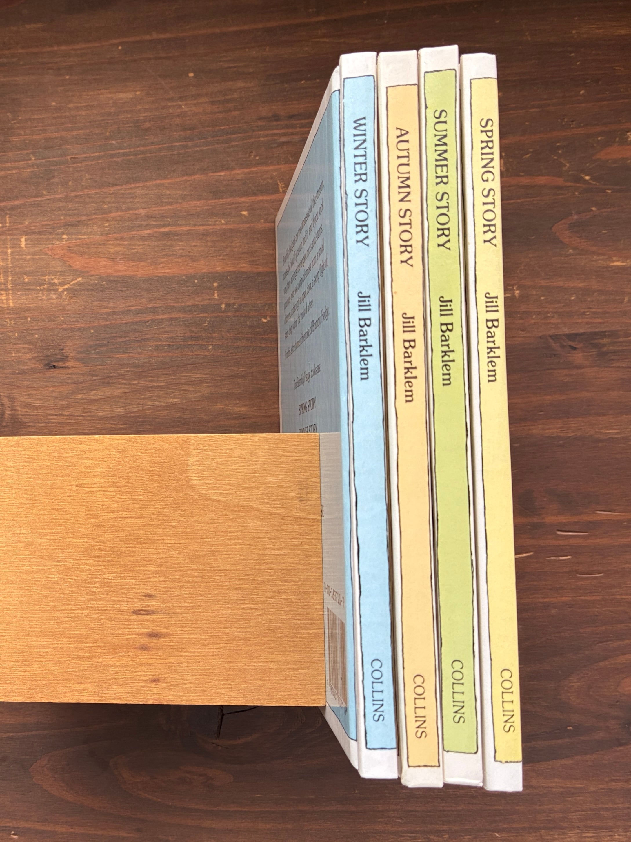 BRAMBLY 　HEDGE (のばらの村のものがたり））