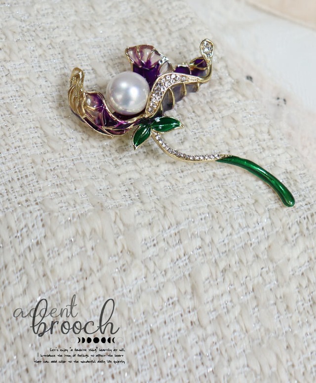 パールと蓮の花ブローチ/差し色/北欧/煌めくブローチ/かわいいブローチ/金/ゴールド/ロータス/アクセント/ビジュー/自然モチーフブローチ/植物/お洒落/カジュアル/パール/紫/パープルpb735