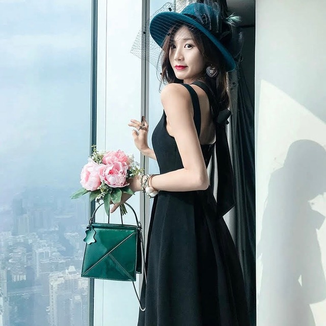 背中リボン アシンメトリーホルターネックブラックシフォンワンピース Liliana