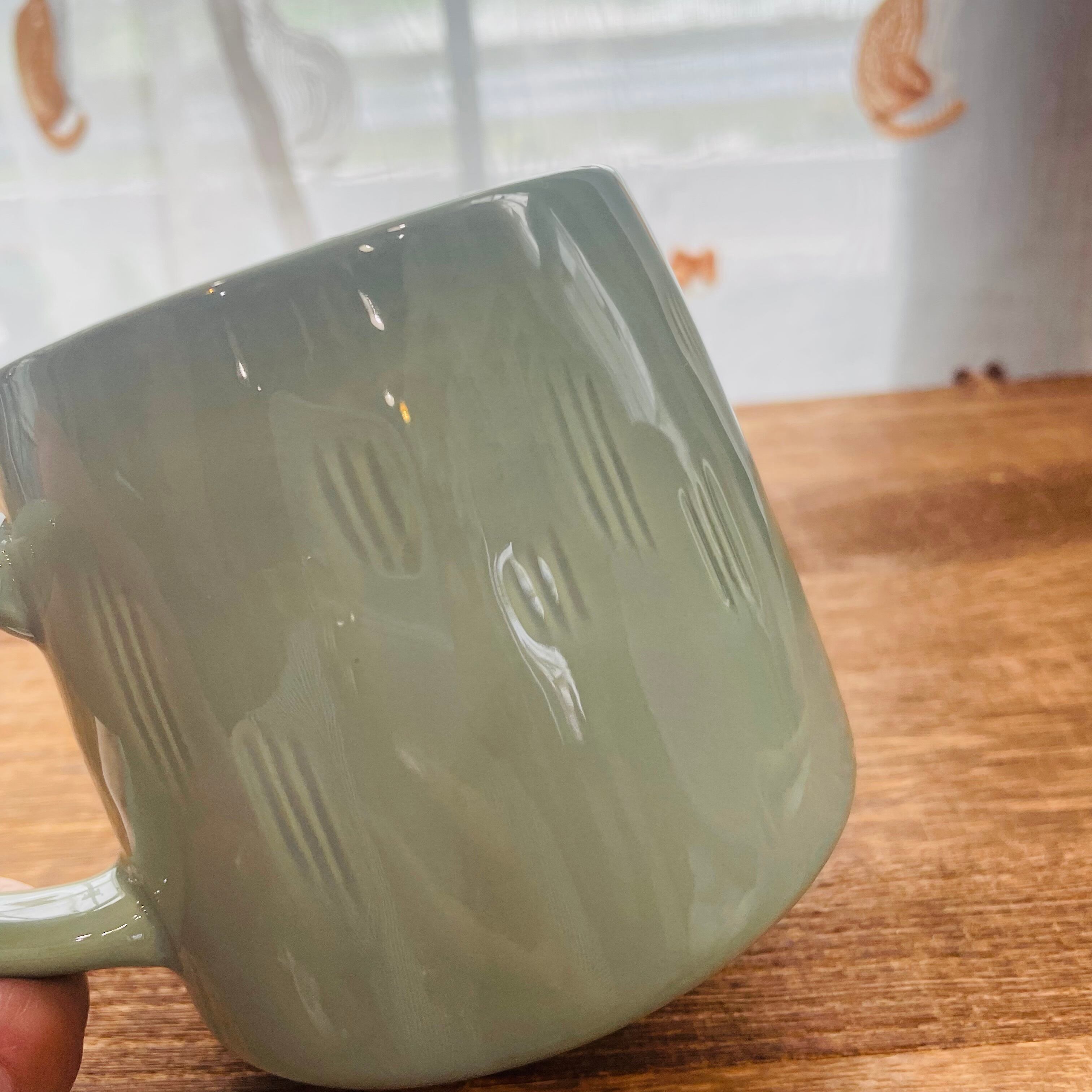 マグカップ｜つめとぎ猫　猫 猫グッズ 猫柄 ねこモチーフ かわいい プレゼント 贈り物 ギフト お家時間 おうちカフェ ハチワレ猫 トラ猫 白黒猫
