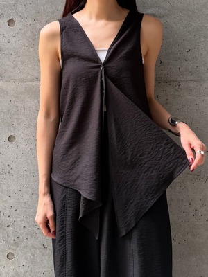 DRAPED RUFFLE SLEEVELESS TOP（ﾄﾞﾚｰﾌﾟﾗｯﾌﾙｽﾘｰﾌﾞﾚｽﾄｯﾌﾟｽ）【3276207】