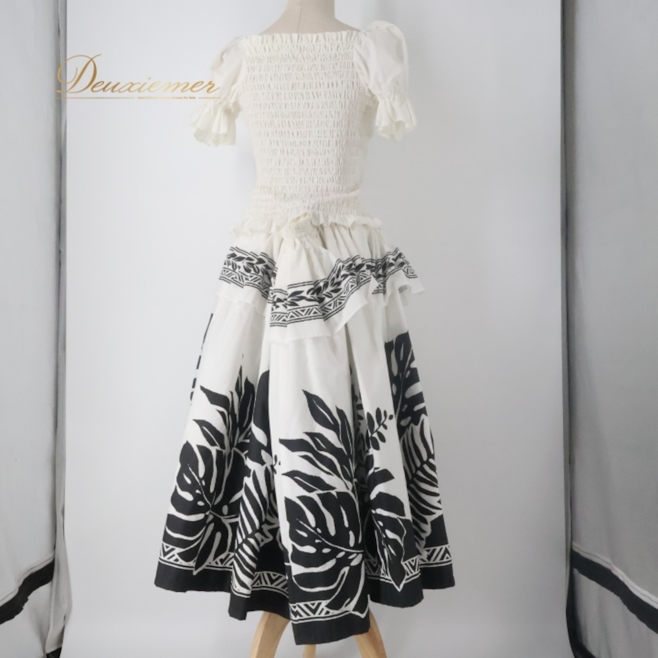 フラダンス 衣装 ツーピース セットアップ 上下セット ブラック系 アロハスタンダード モンステラ柄 ハワイアンプリント ALOHA STANDARDS アロハ フラ ダンス レッスン 練習 ホワイト系 黒 白 モノトーン かわいい おしゃれ 上品 大人っぽい フリル袖 スクエアネック おしゃれな衣装 女性用 ハワイアン モンステラ フラスタイル 発表会 練習着 かわいいセットアップ 花柄 大人可愛い キレイめ