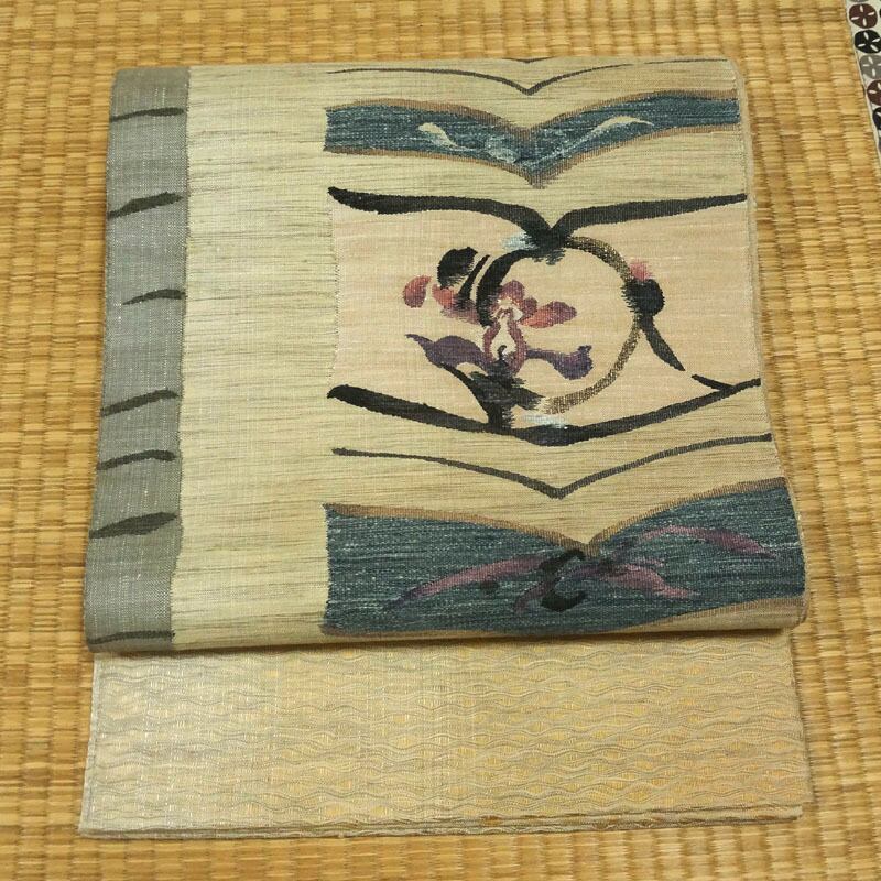 淡いクリーム色と緑のぼかしに草花と金彩 上質な洗える着物