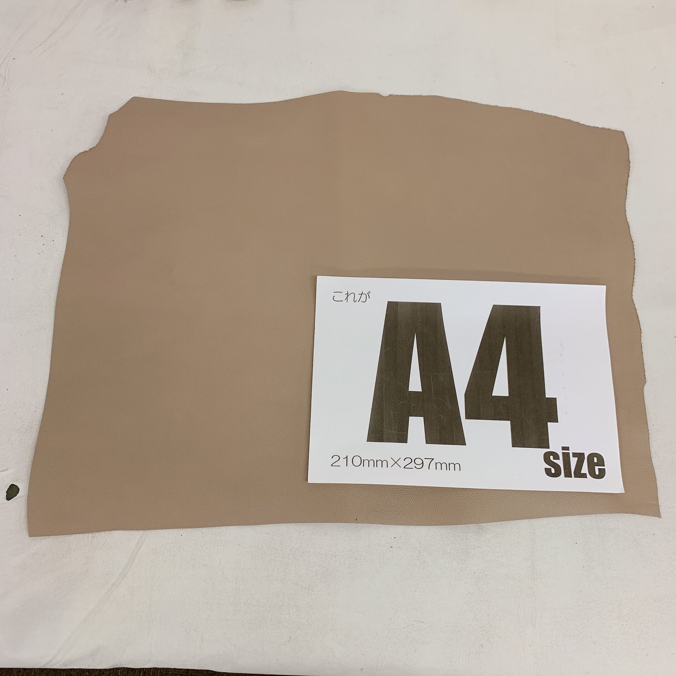 牛革 型押し グレージュ【約28ds / 約1.6mm厚】L12F-008 | and leather