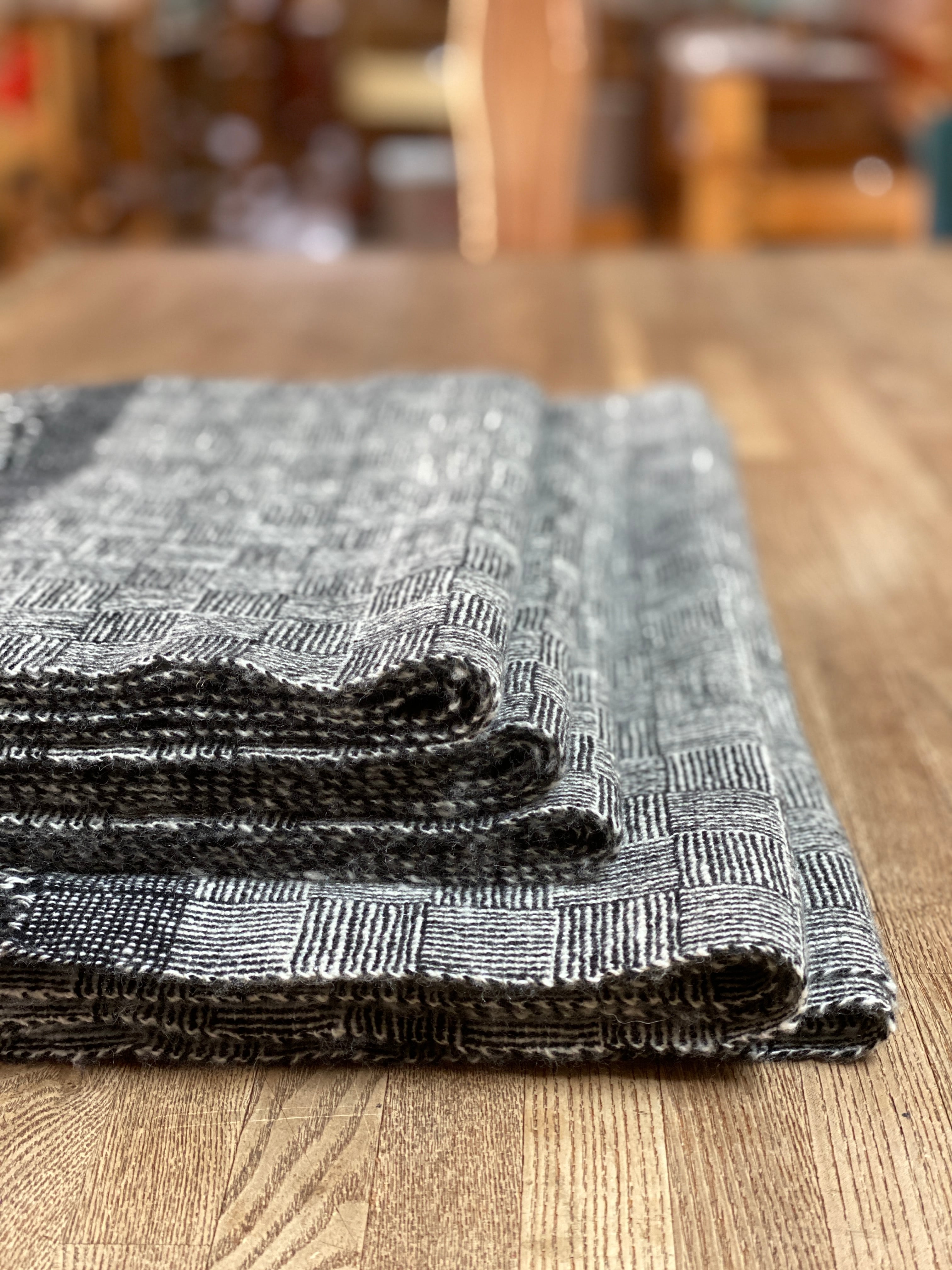 カシミヤ手紡網代織りマフラー・黒 | 翔工房