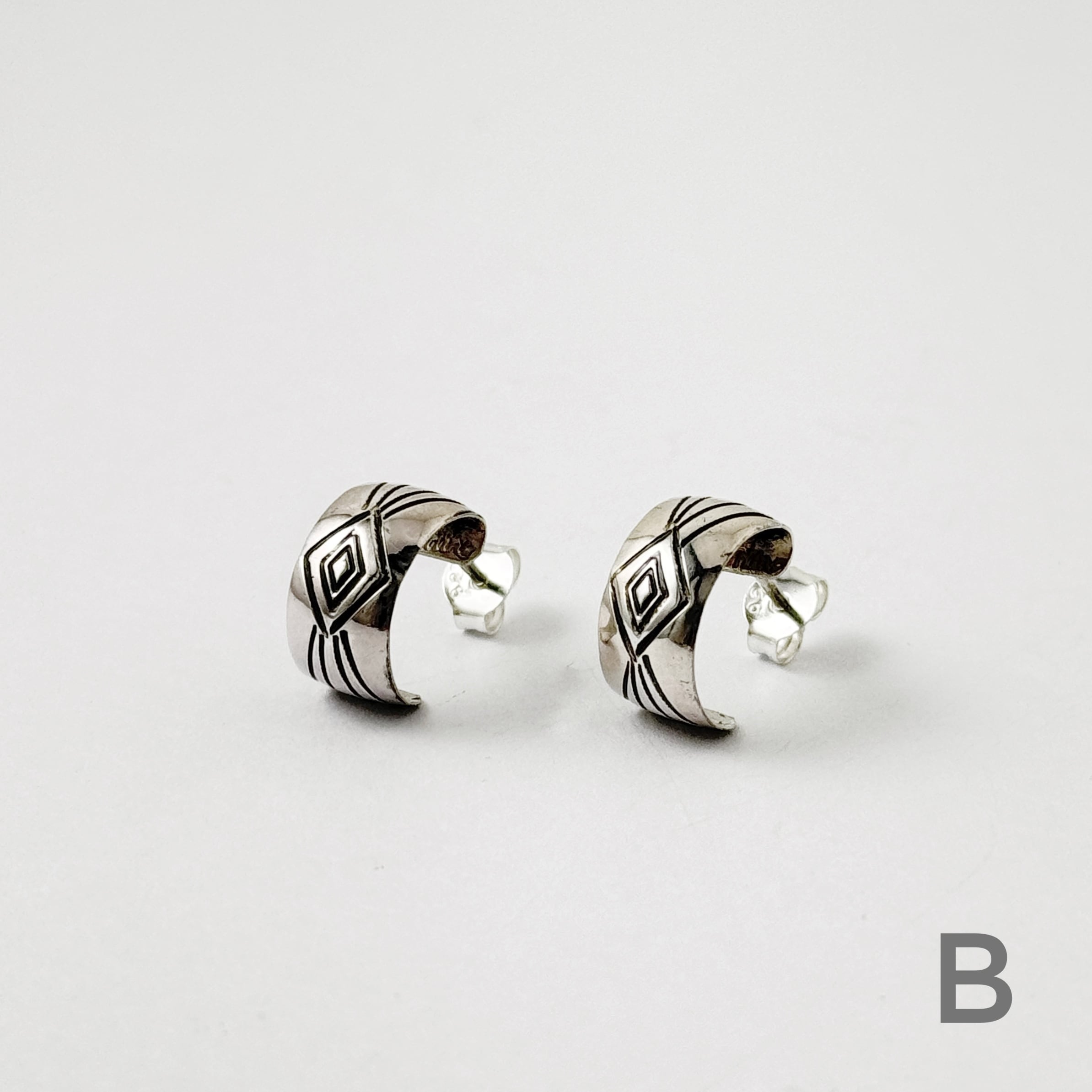 Indian Jewelry 》ナバホ柄 ハーフフープスタッドピアス | 【公式通販