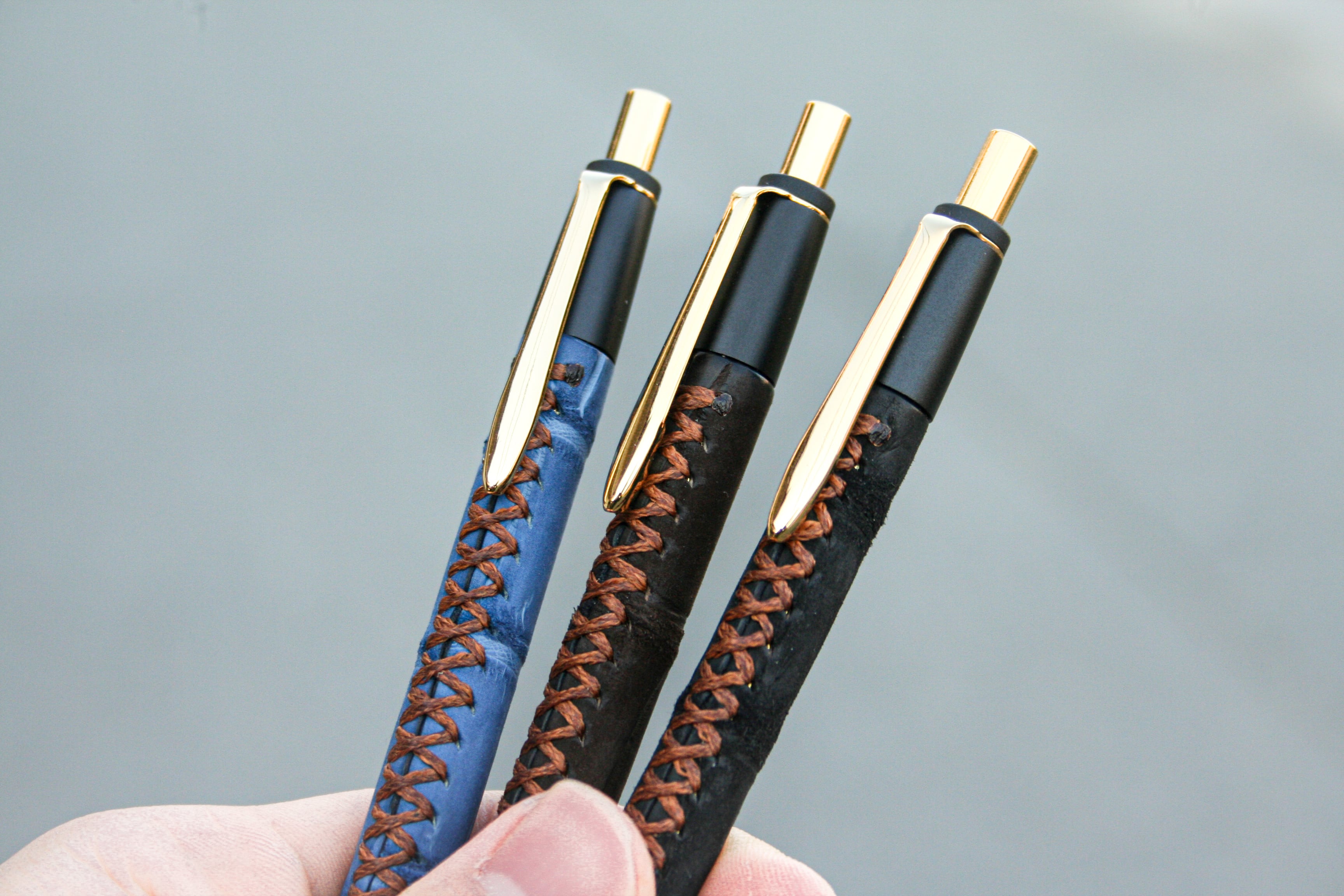 ☆不定期販売☆ 革軸ペン【クロコダイル ヌバック ブルー】 | Schicksal