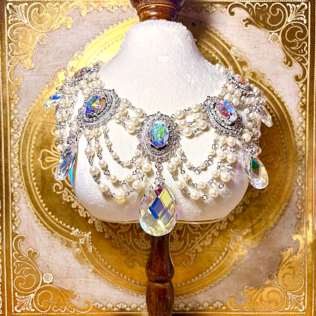 クリスタルクインテッドライトネックレス