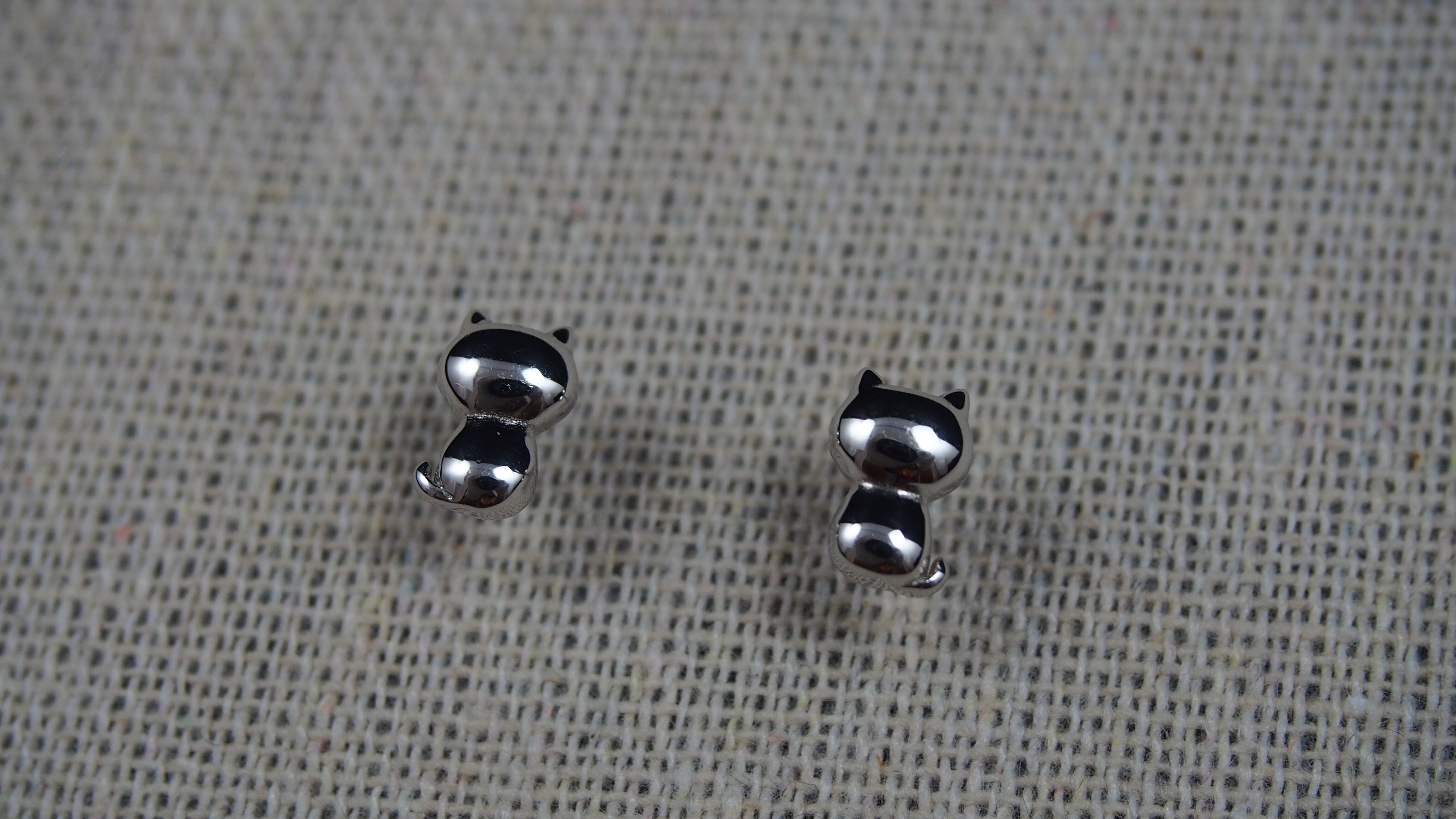 猫の後ろ姿ピアス  猫と銀