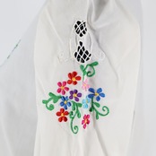 【フォークダンス衣装】ホワイト トップス ブラウス 花柄 刺繍 鮮やか 爽やか 白 レッド 赤 青 緑 ピンク ボタン スカラップ