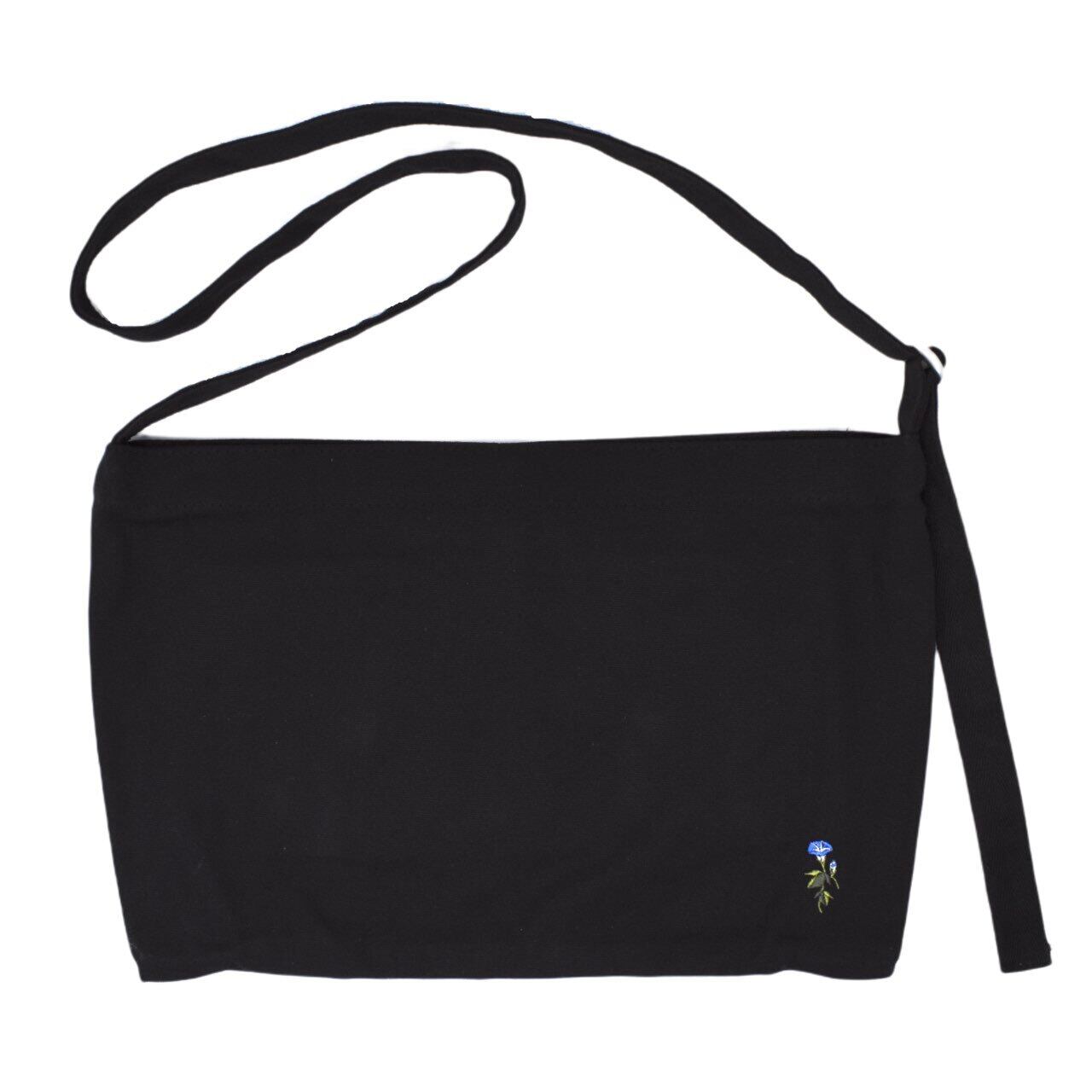 くたっと馴染む帆布のコットン刺繍ショルダーバッグ（ ブラック