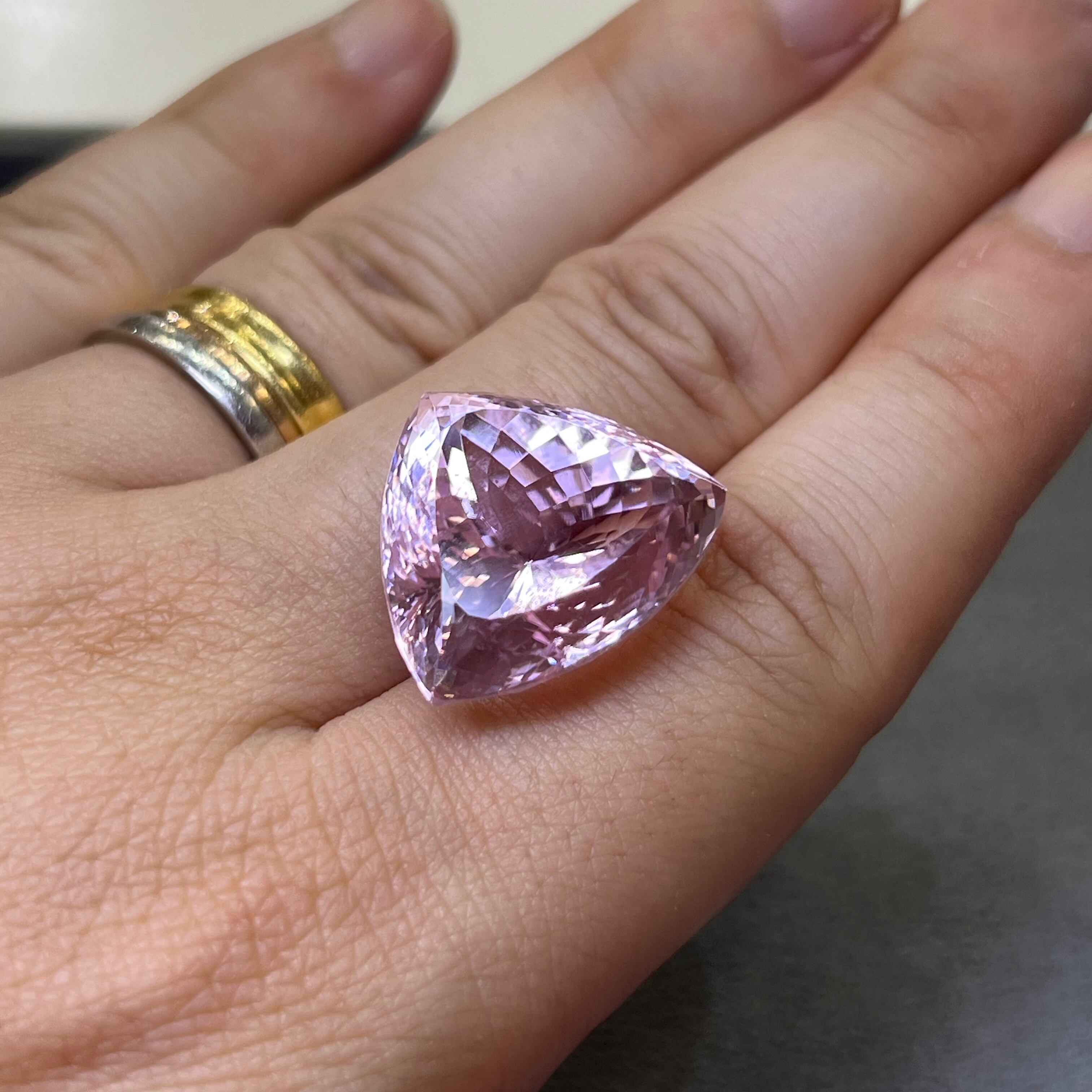 クンツァイト 36.31ct 19.26mm×22.24mm トリリアントルース | 鈴木屋