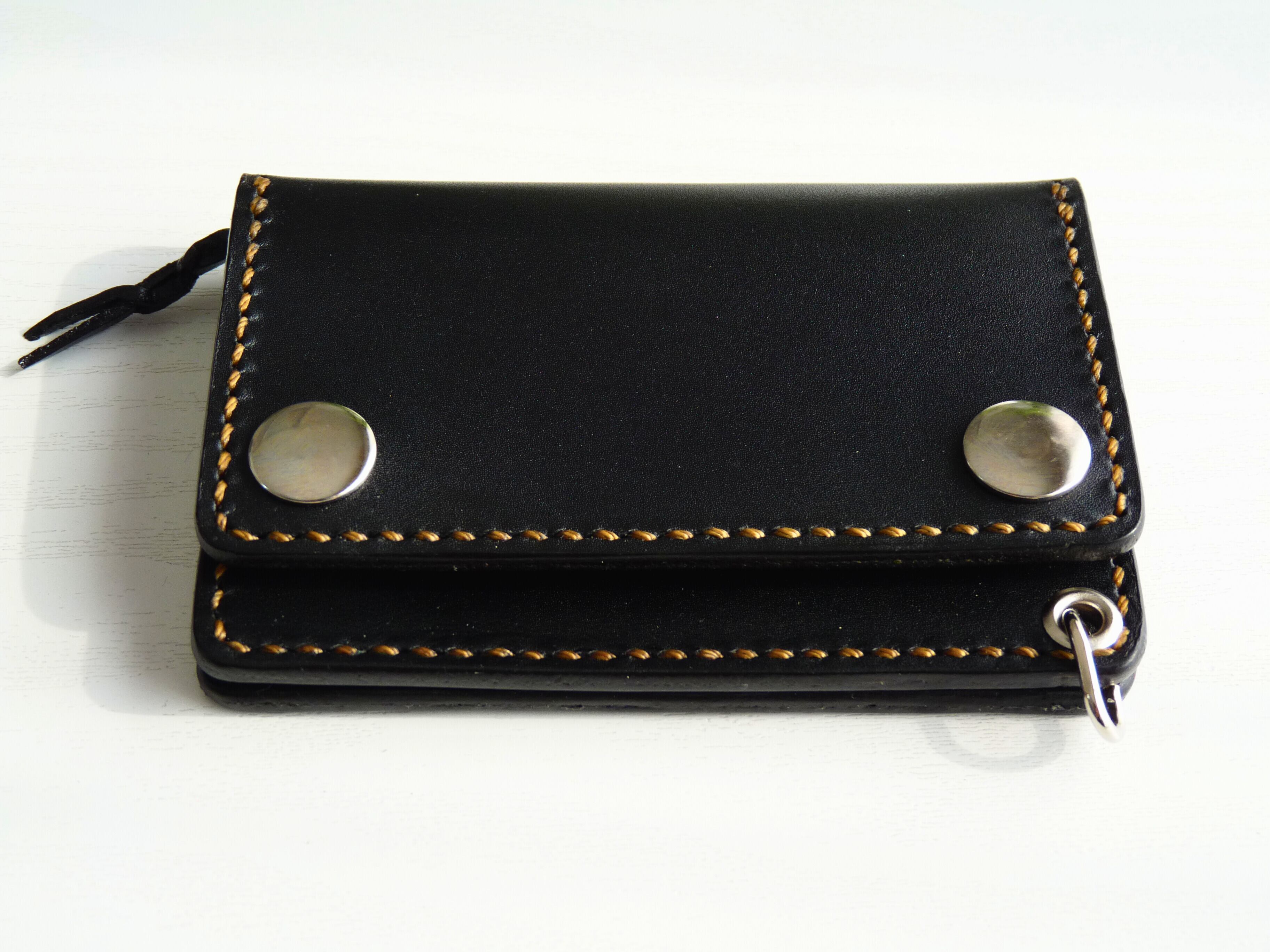 VARIOUS FIELD】牛ヌメ革トラッカーウォレット ショート／ブラック系