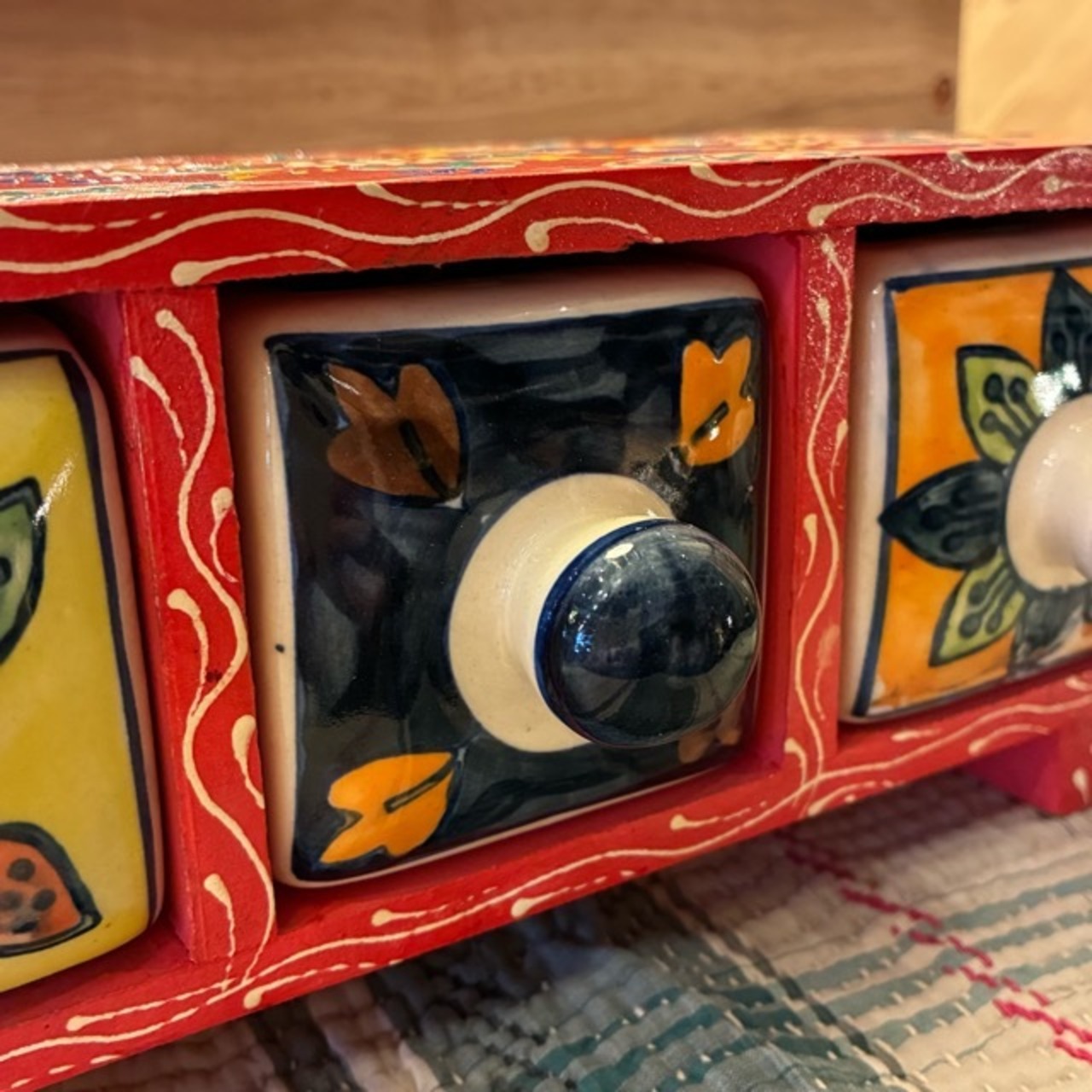 India Blue Pottery Mini 3-Drawer Unit　インド　ブルーポタリ3ドロワーチェスト　横型　レッド　引き出し　置物　玄関収納　メヘンディアート　鍵入れ　印鑑入れ　ハンドメイド
