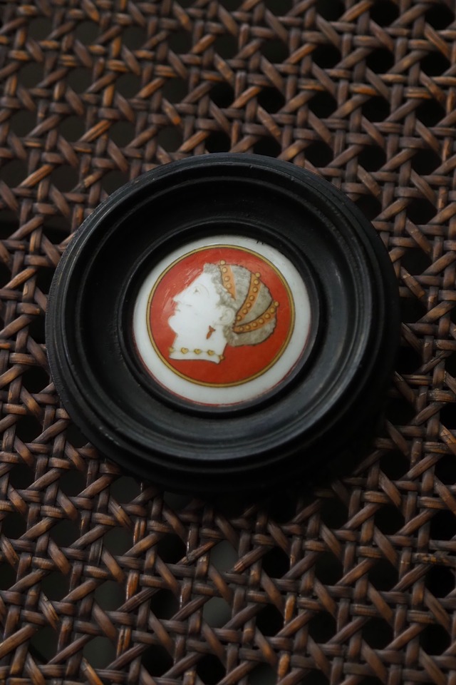 アルカイック・スマイルな貴婦人の額縁-antique pot lid round frame