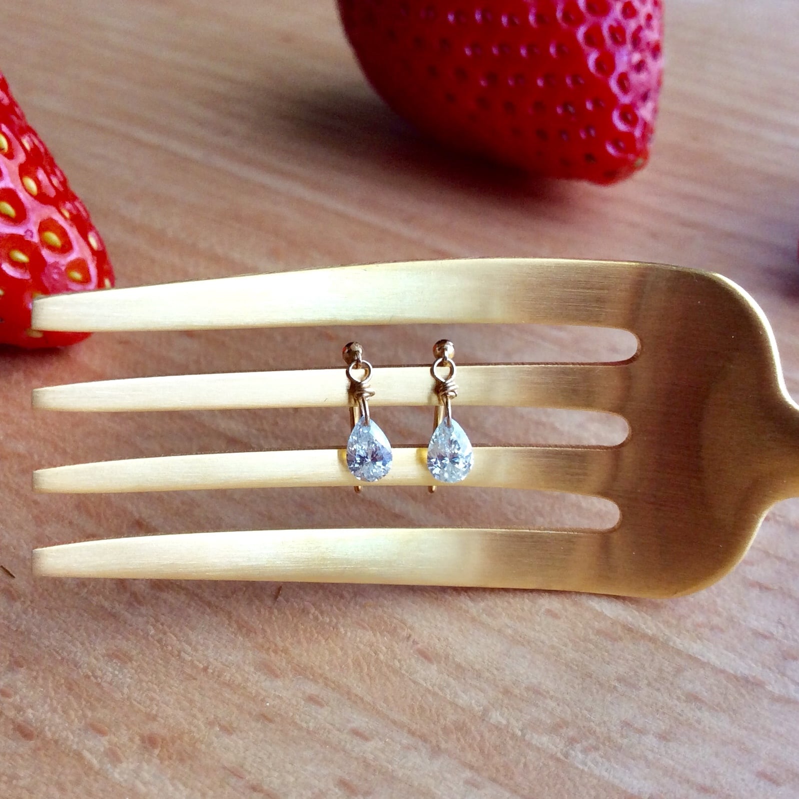 涙型ダイヤのヌーディなピアス 0.23ct K18 ネイキッドダイヤ レーザーホールダイヤ 大人可愛い