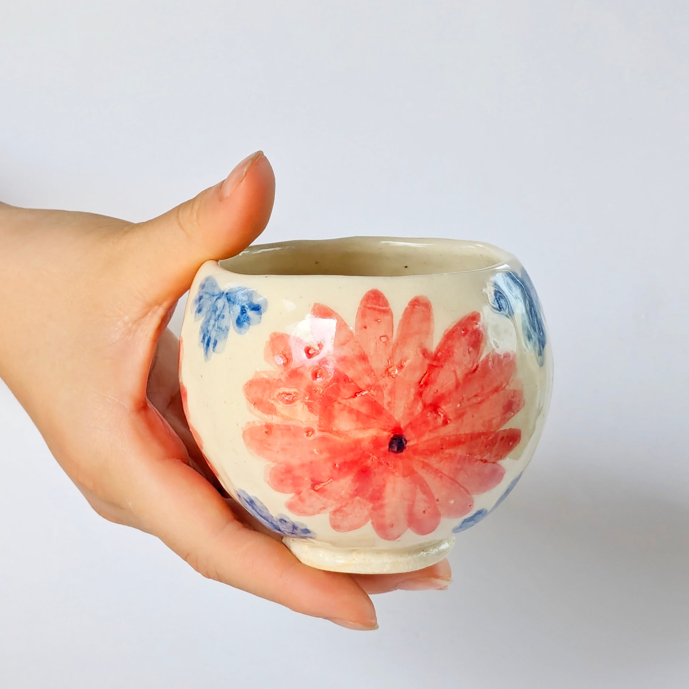 ☆即納可能☆ ぐい呑み／湯呑み 赤と青の花 手びねり | しののめラボ