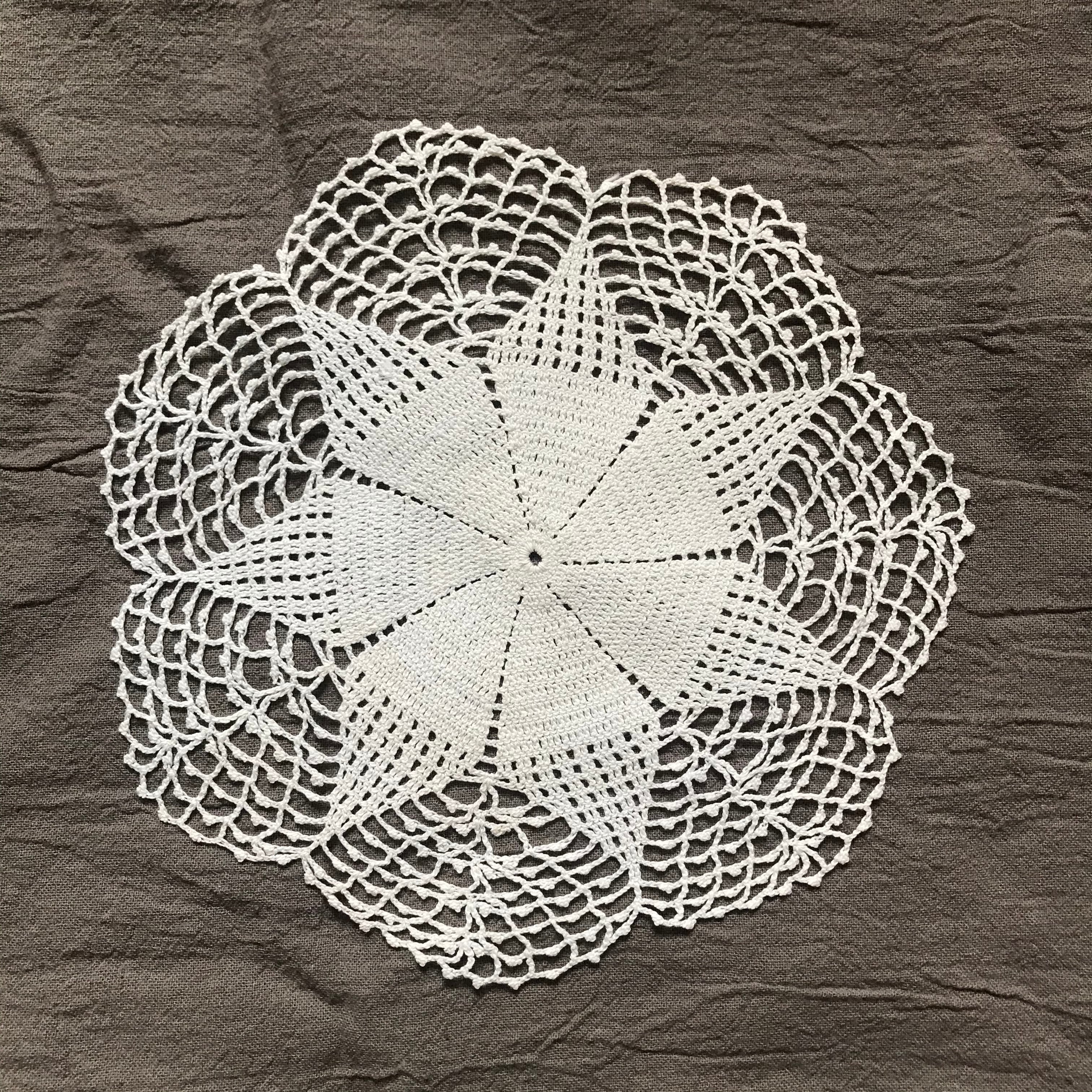 7つの花びらのドイリー