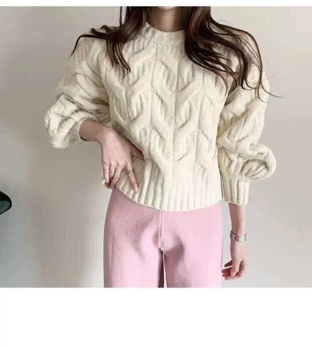 ラウンドネックケーブル編みニット