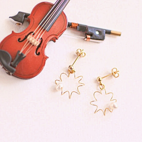ヴァイオリン弦のふるふるゴールドピアス  Violin spring pierces with pearl (Gold) 