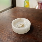つるっとした石のアクセサリートレイ