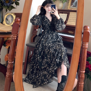 【送料無料】 ロングワンピ ミモレ 大きい ゆったり ゆる オーバーサイズ プラスサイズ 長袖 Vネック Aライン フレア フリル 透け感 シースルー 薄手生地 可愛い 大人可愛い きれいめ シンプル カジュアル シック コンサバ 華やか 大人 上品 おしゃれ お洒落 レトロ 主役級 こなれ感 高見え フェミニン ガーリー 小花柄 オールシーズン シーズンレス レディース 女性用 ママ 20代 30代 40代 デート お出かけ 女子会 お呼ばれ 休日 お茶会 授業参観 普段使い 体型カバー 着痩せ