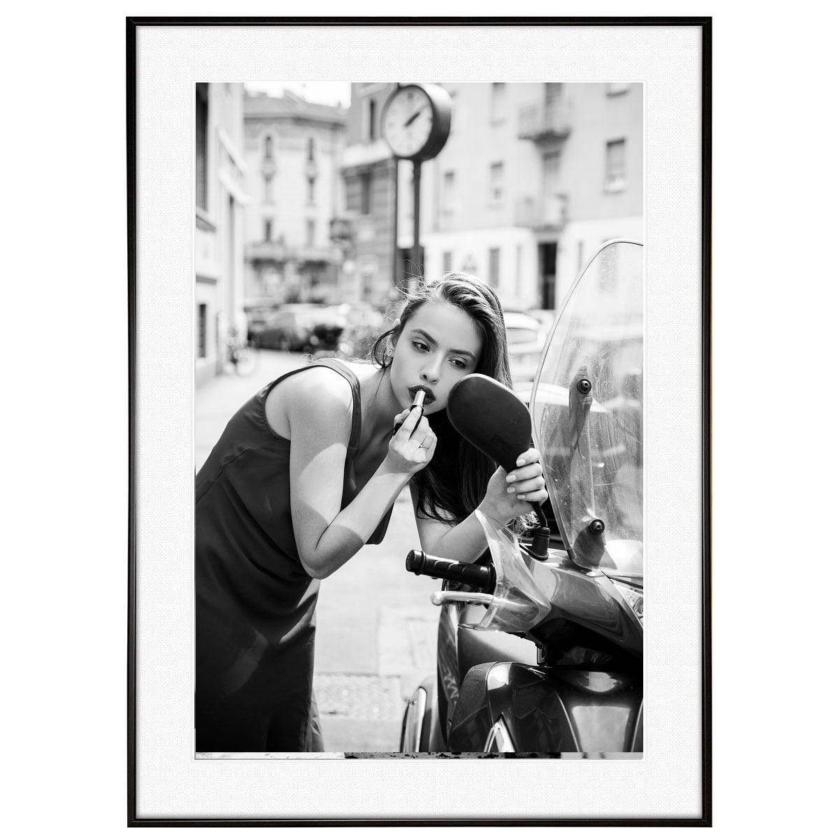 人物写真 バイクのミラーで口紅を塗る女性 インテリアモノクロアートポスター額装 AS2246
