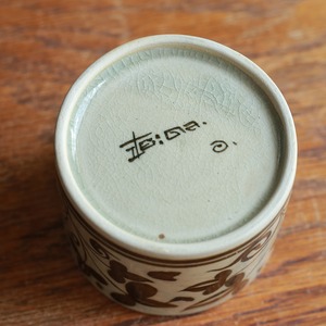 模様が美しい、セラドン焼きのカップ