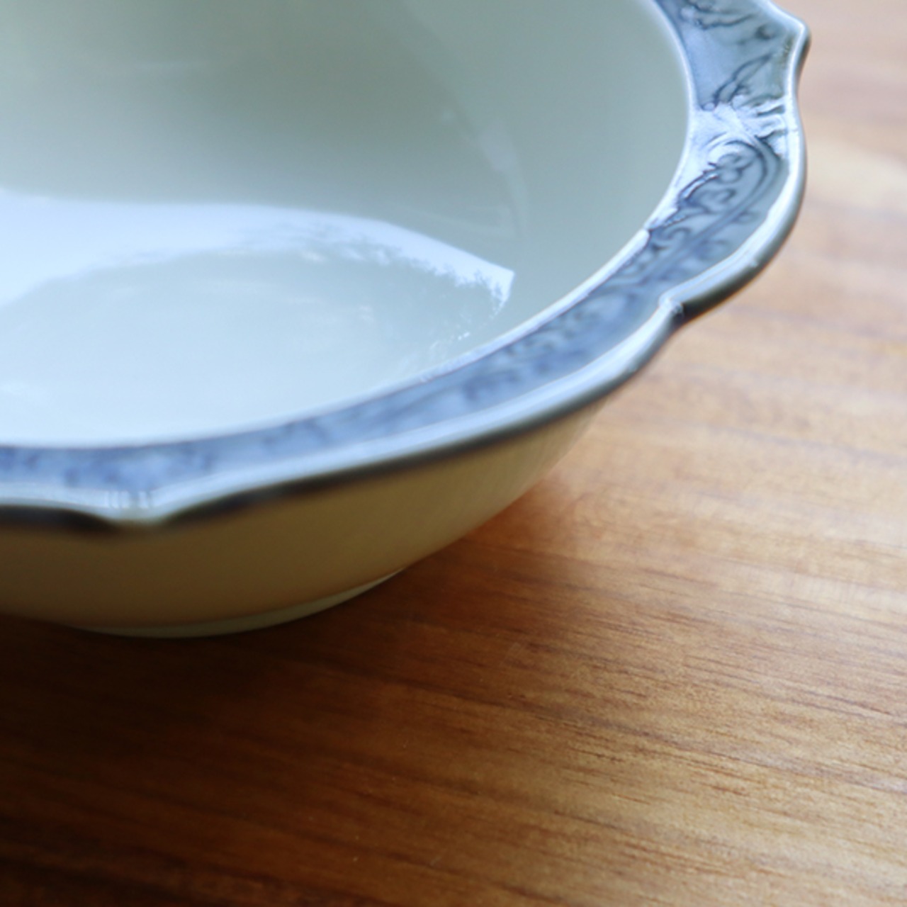 有田焼　桔梗渕唐草彫安南渕ゴスとんすい 33-057