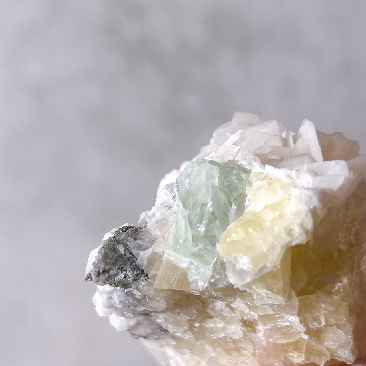 ホワイトローズカルサイト パイライト・フローライト 共生