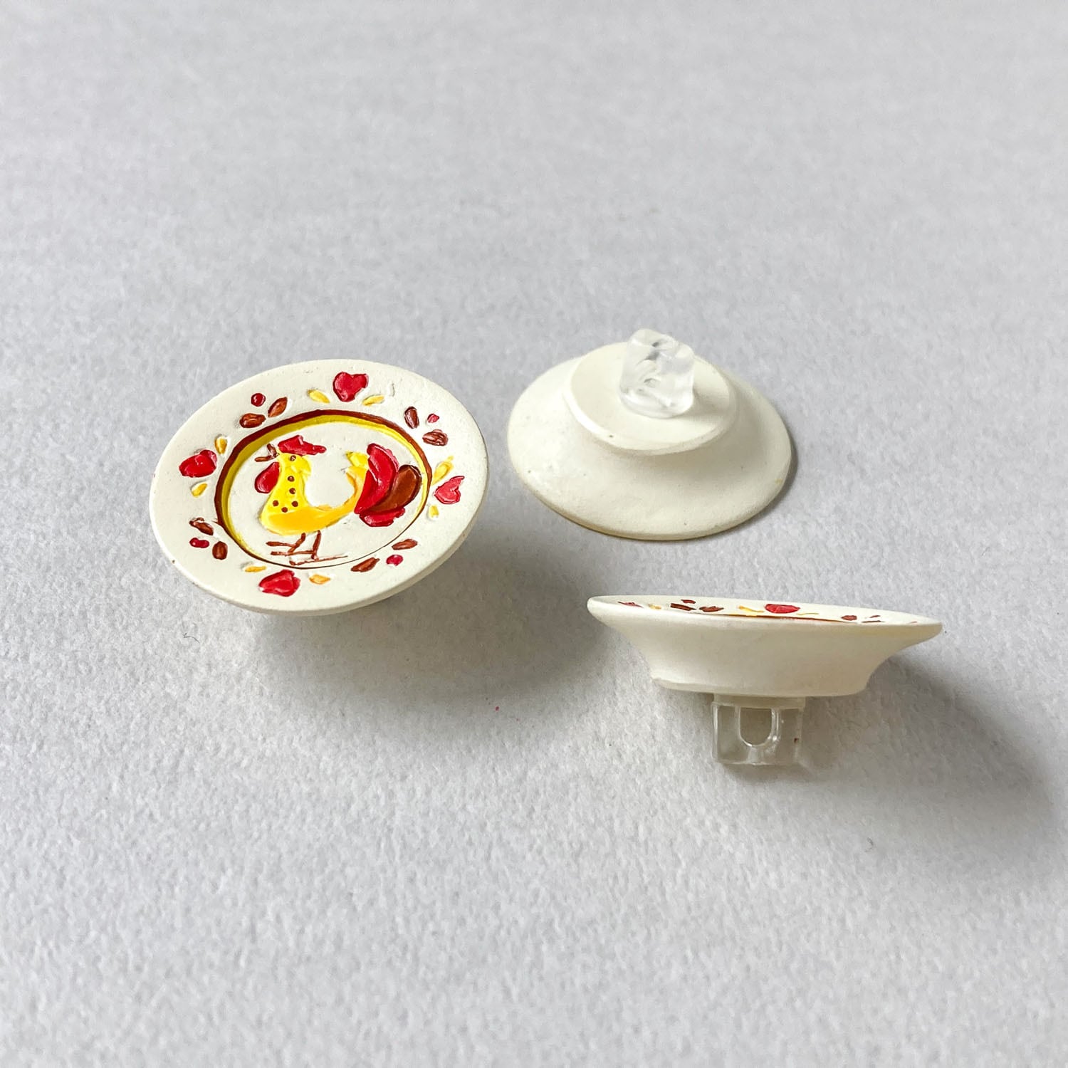 ニワトリ模様のお皿モチーフ UKボタン（24mm） | Dua-アクセサリー