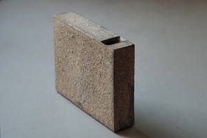 村上 躍　77. 白灰化粧箱型花器