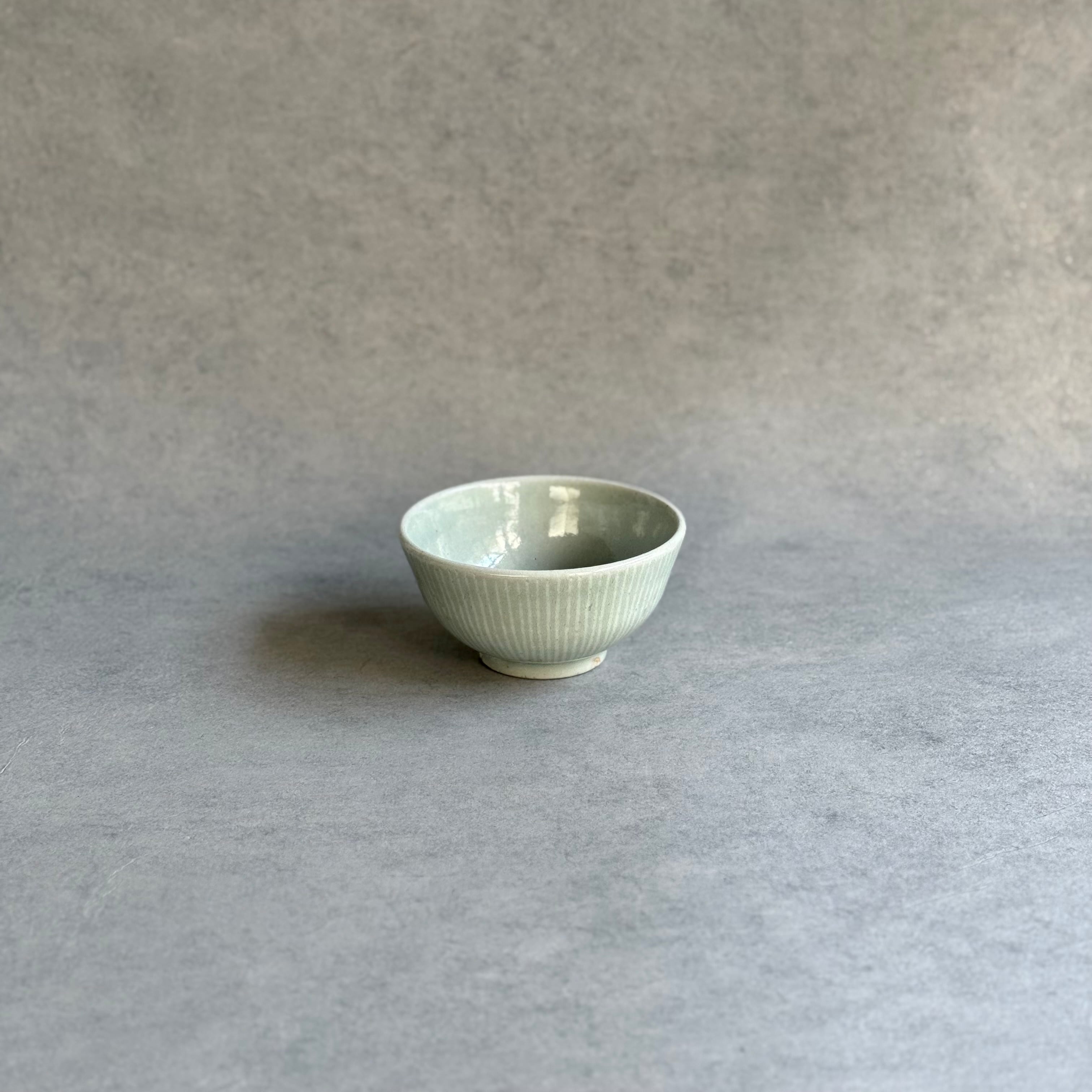 日高伸治   青白磁 線刻象嵌 飯碗