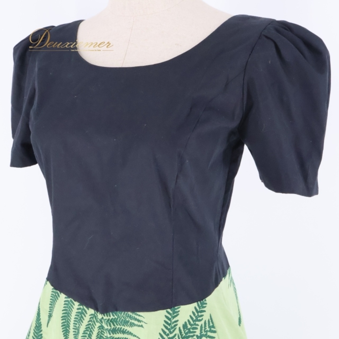 フラダンス 衣装 ワンピース ドレス メネフネプランテーション ブラック系 グリーン系 MENEHUNE PLANTETION 日本製 パフスリーブ シンプル かわいい 華やか 鮮やか 黒 緑 ハワイアン アロハ ハワイアンプリント フラ ダンス レッスン