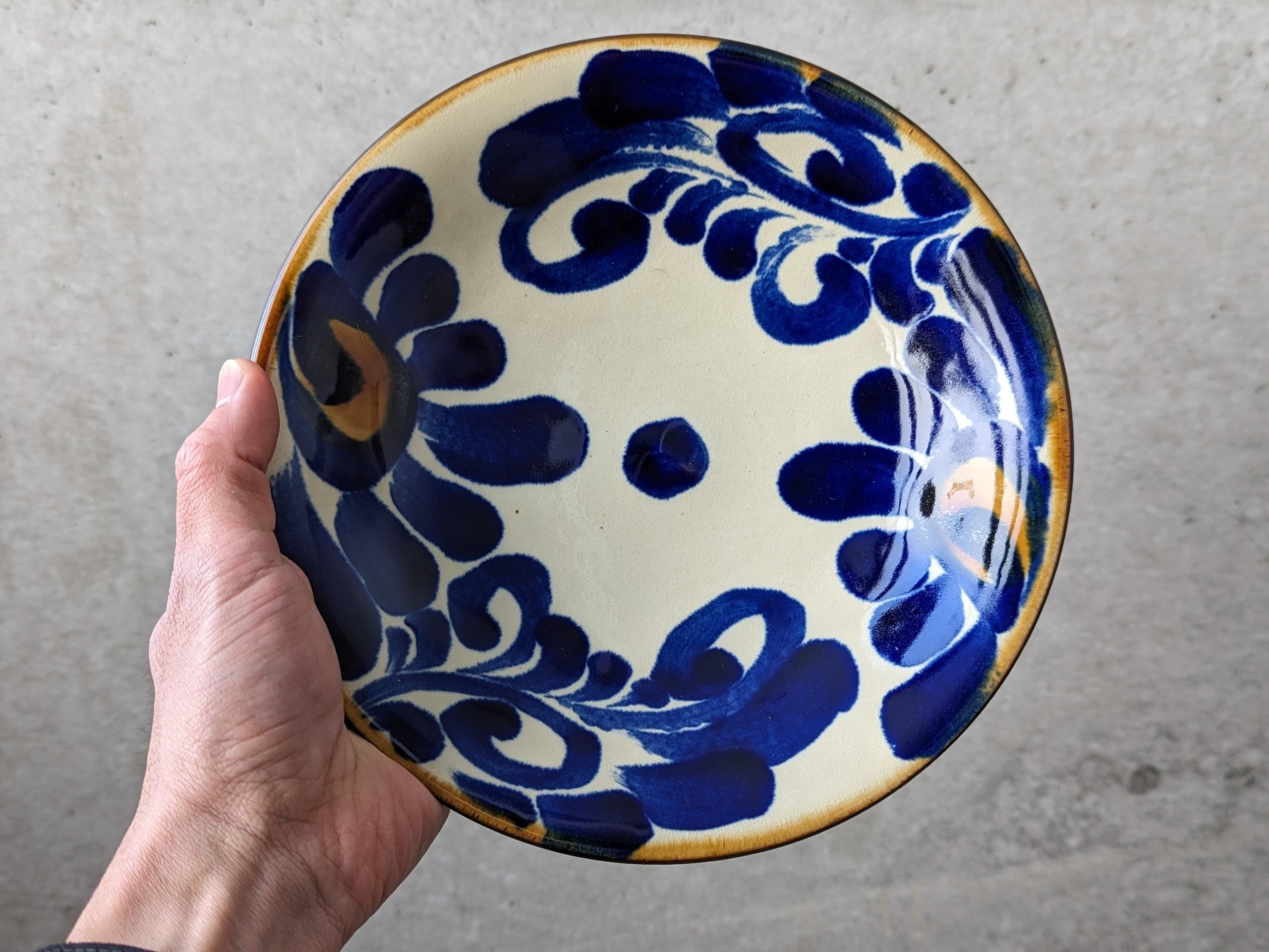 やちむん 皿7寸（唐草染付） | 仲間陶房 | inoya | Basic Life Store