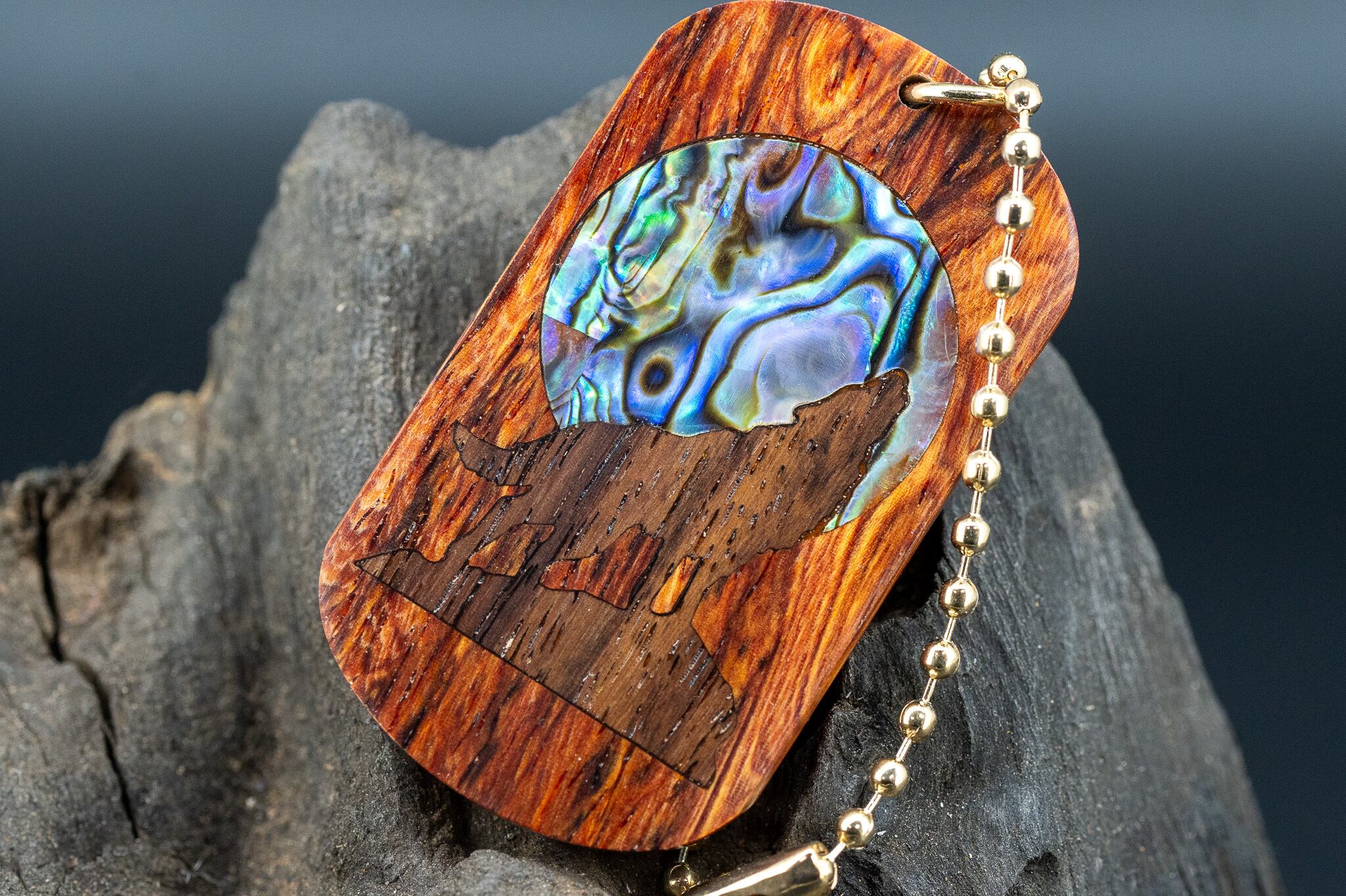 【東洋のローズウッド】 縞紫檀 変わり杢 ドッグタグ 象嵌 月と狼