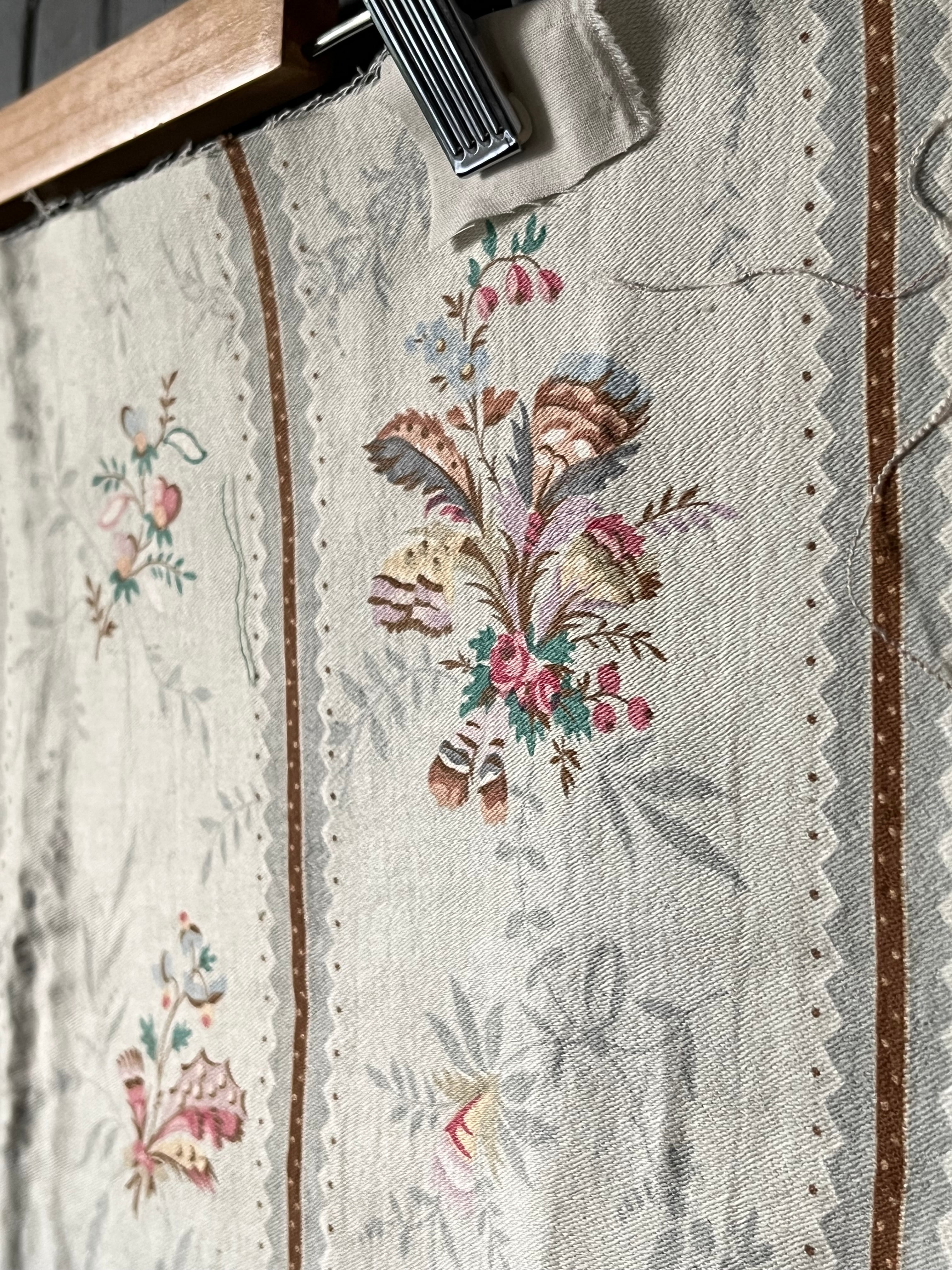 【フランス製 ヴィンテージ 生地】サテン織 ストライプ フローラル柄 ファブリック 約56×36cm/アンティーク素材/ハンドメイド・リメイクに