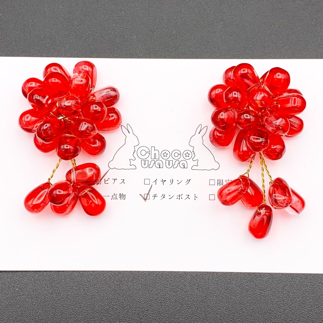 No.196 チェコビーズ 薄い赤のグラデーションピアス ハンドメイド No