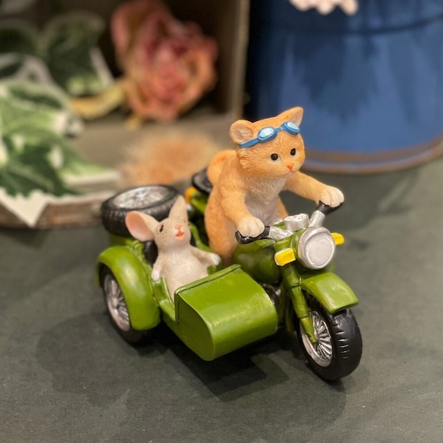 バイクサイドカー 猫 ネコ ミニチュアアニマル 小さな動物の世界 レトロ アンティーク風 置物 オブジェ インテリア ガーデニング プレゼント ギフト かわいい ユニーク 楽しい 癒し マスコット フィギュア リアル 本物そっくり コレクション 手のひらサイズ EV15478A