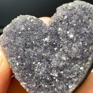 9.変わった色合いハートブラックアメジストクラスター