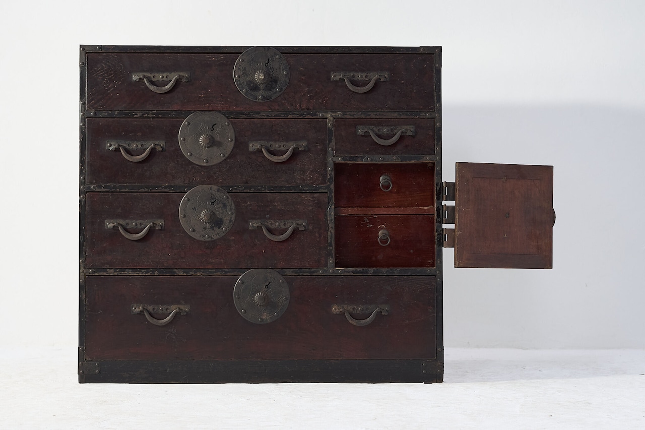 金具が映える帳場箪笥