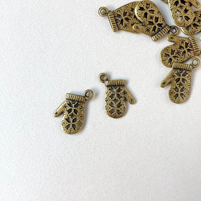 アンティーク風 雪模様ミトンのメタルチャーム