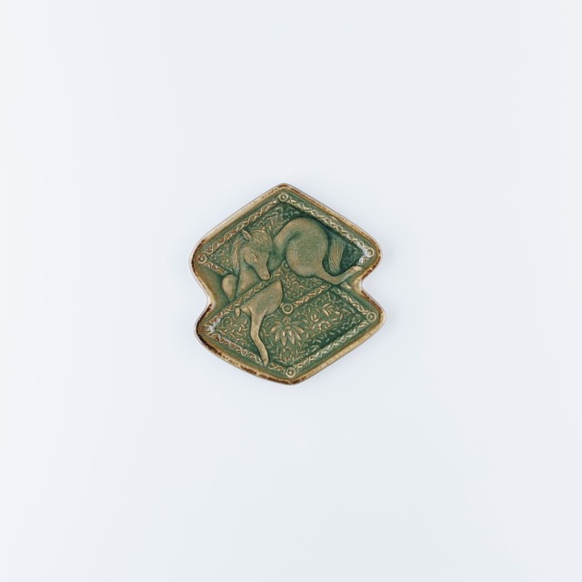 陽刻　宝尽くし干支皿 「方勝に午」青磁　Carving ”Amulet and zodiac”-Horse-celadon