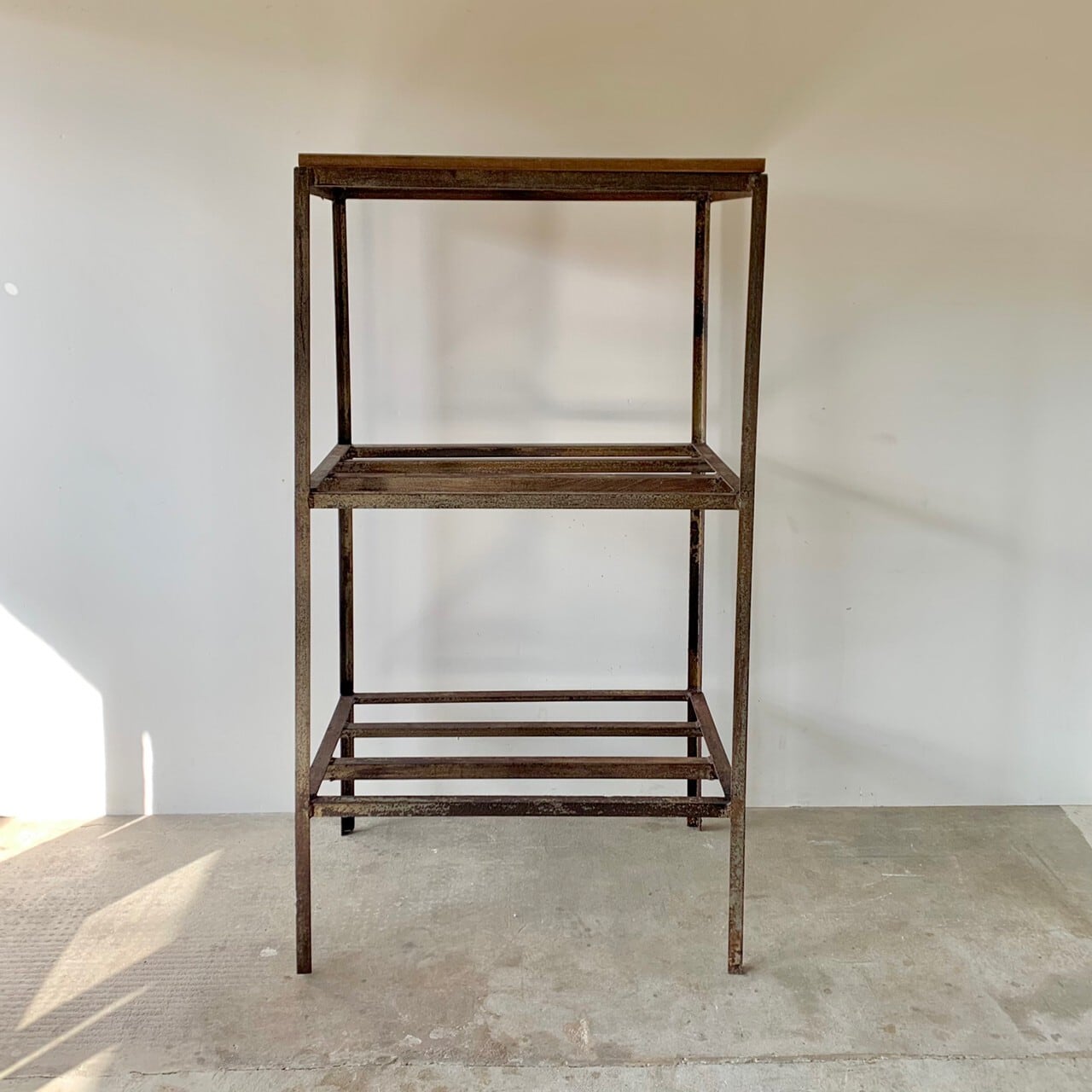 鉄枠の棚　オープンシェルフ　古家具　0629