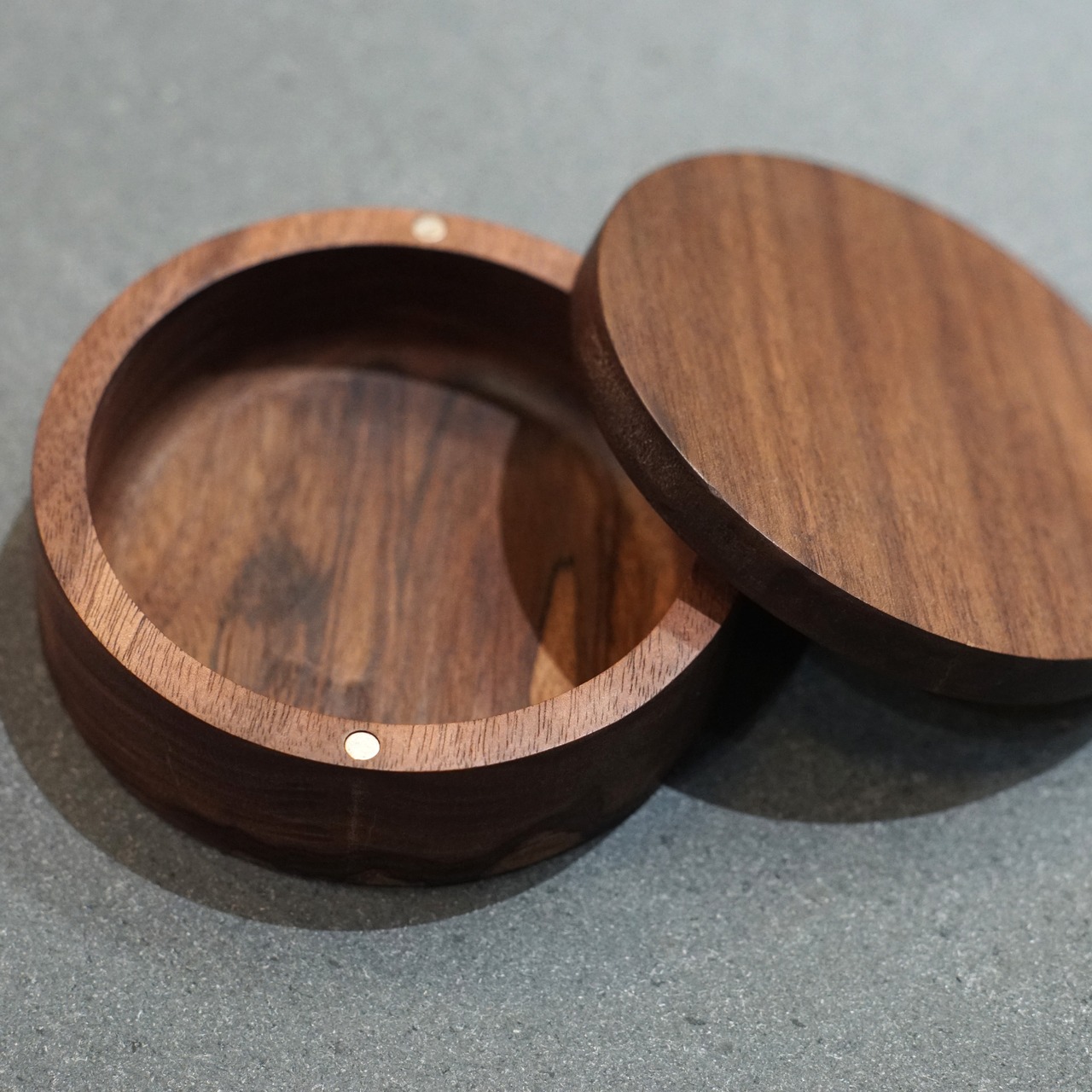 丸型 小物入れ物 ウォールナット製 磁石蓋 | woodyplus