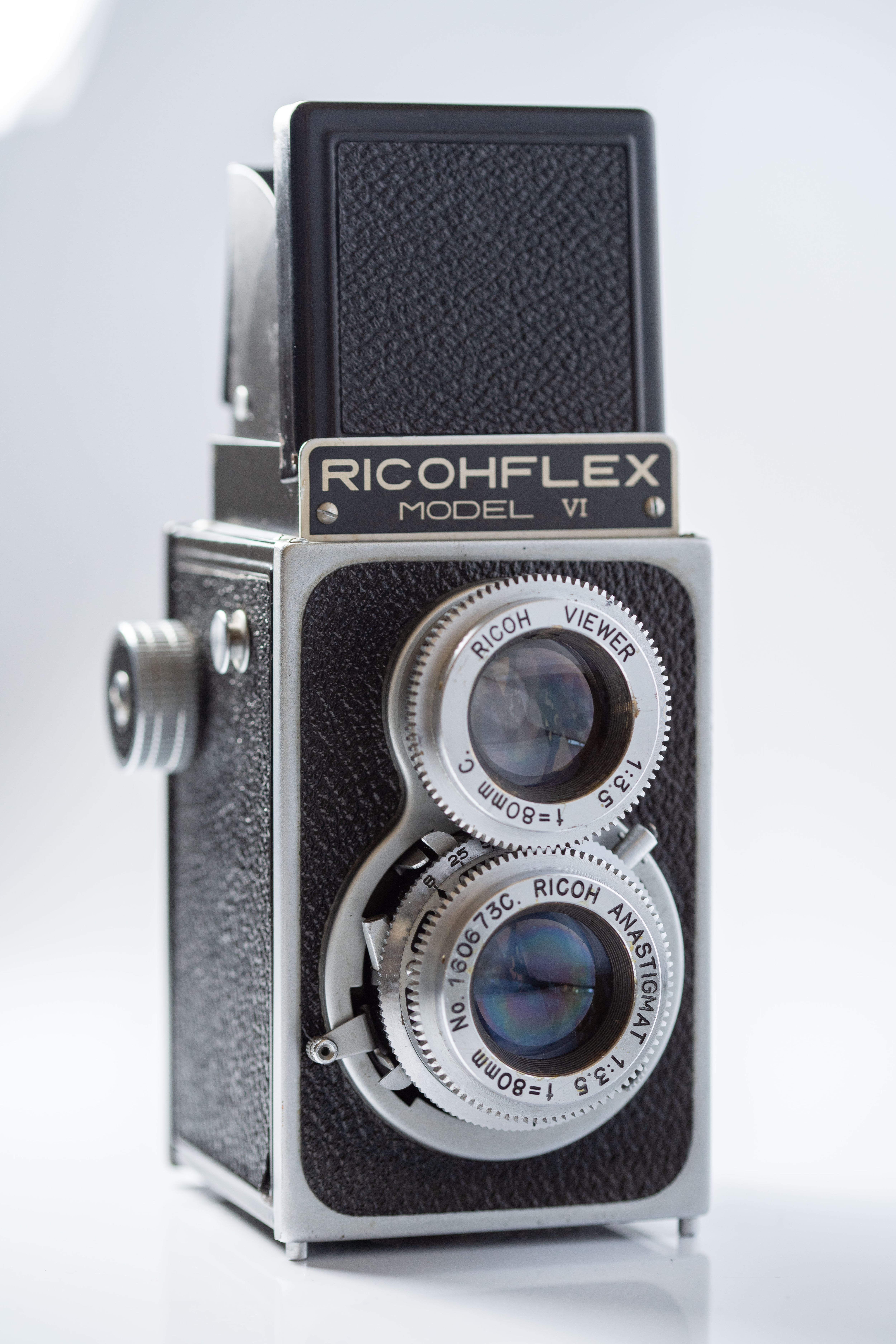 【整備済・完動品】二眼レフカメラ　ＲＩＣＯＨＦＬＥＸ　７S　です。