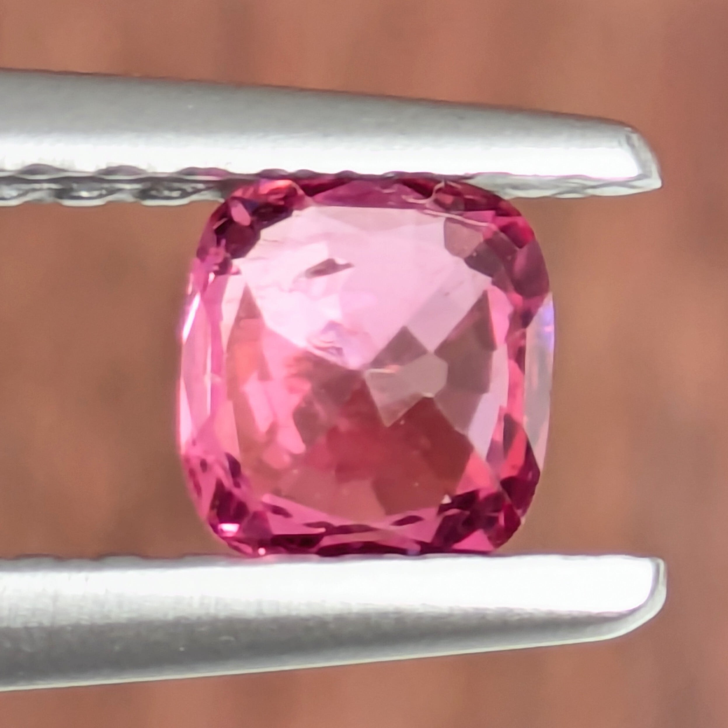 ホットピンクスピネル ルース ミャンマー・モゴック産 【0.32ct