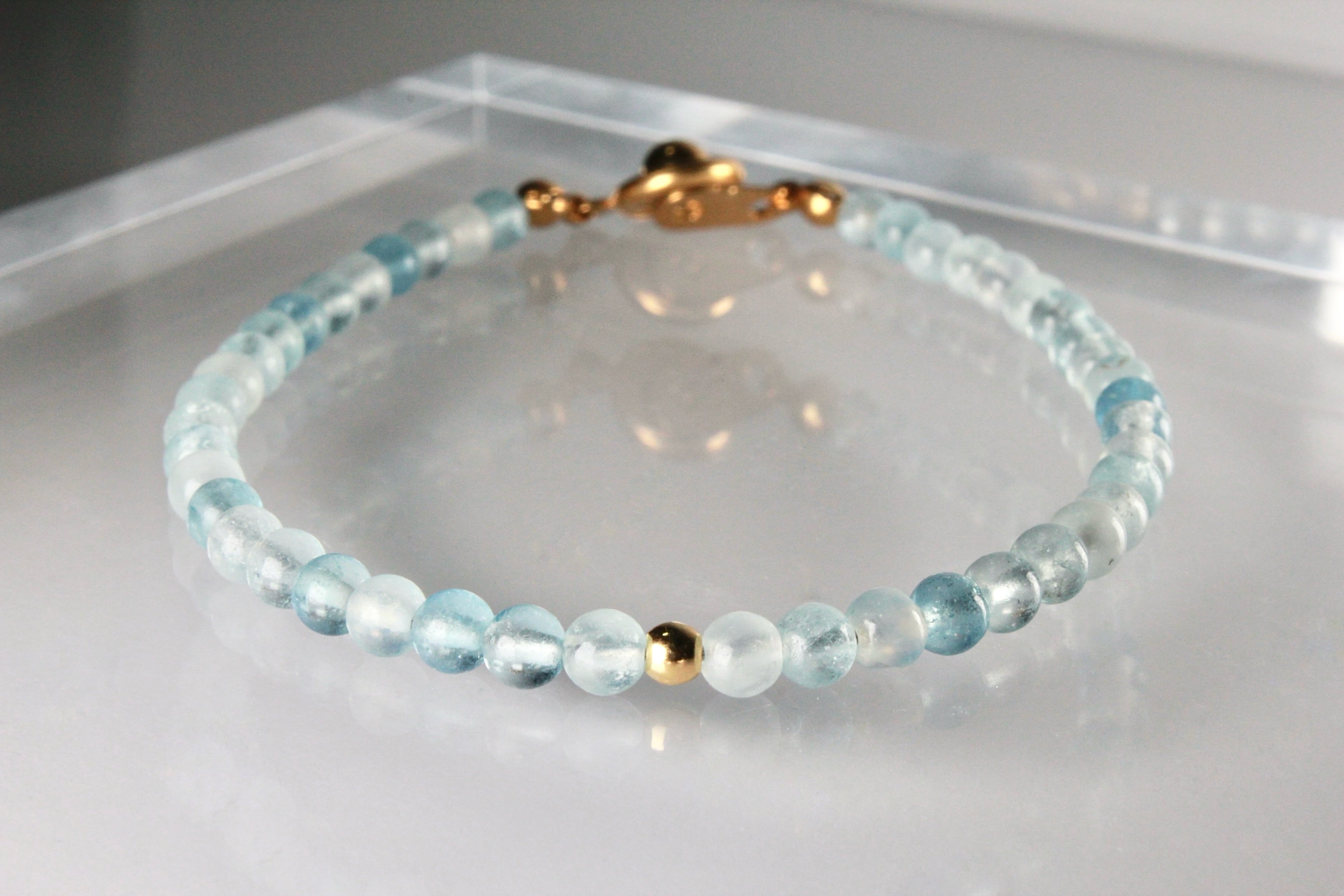 天使の石　アクアマリンブレスレット 幸せな未来へ導く天使の石-アクアマリン：Crystal Blue bracelet | tigre